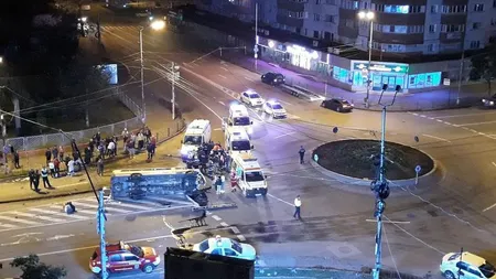 Microbuz plin cu călători, răsturnat în Bacău după ce s-a ciocnit cu o maşină. 16 persoane sunt rănite