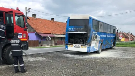 Un autocar a luat foc pe Valea Oltului, aproape de Tălmaciu FOTO