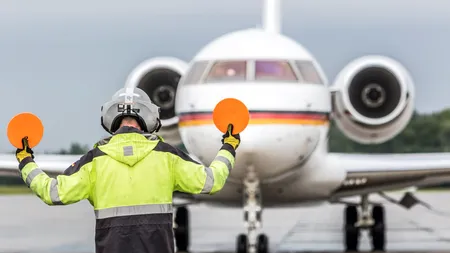 Un vehicul fără şofer a intrat în plin în avionul Angelei Merkel. Imagine de la locul accidentului FOTO