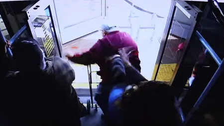 Caz şocant în transportul în comun. Un bătrân a murit după ce a fost împins de o tânără afară din autobuz VIDEO