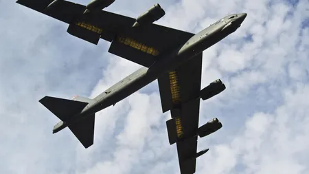 Pregătiri de război. SUA au trimis bombardiere B-52 şi un portavion după un atac cu drone. Reuniune de urgenţă