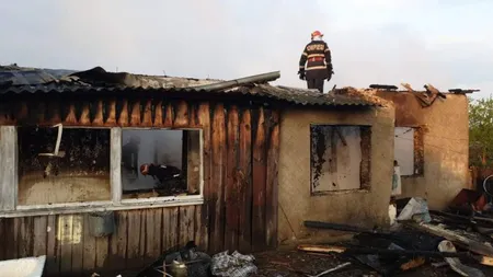 Clipe de groază, casă arsă din temelii. Tatăl a încercat să-şi ardă de vii soţia şi copilul