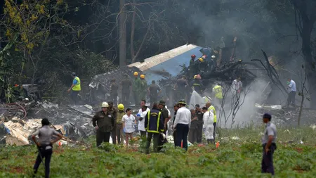 O nouă catastrofă aviatică. Un avion s-a prăbuşit într-o zonă montană, sunt cel puţin 14 morţi
