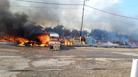 20 de barăci şi 3 autovehicule, distruse într-un incendiu violent la Constanţa