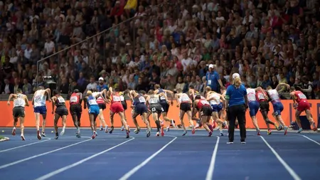 Final nebun într-o cursă de atletism. Un sportiv s-a aruncat ca Superman ca să câştige întrecerea VIDEO