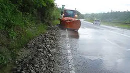 Vremea rea face ravagii: drumuri blocate de aluviuni, localităţi inundate, oameni evacuaţi. Populaţia, avertizată prin RO-Alert