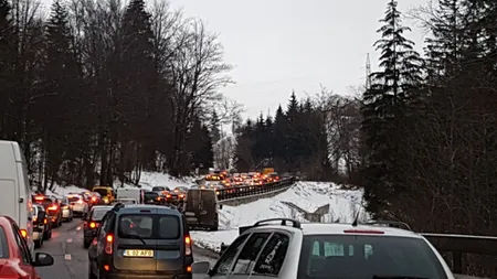 Aglomeraţie pe Valea Prahovei şi pe A1: se circulă în coloană