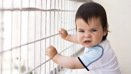 Cum să ajuţi un copil care muşcă şi loveşte