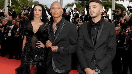 O româncă, la braţul lui Jeremy Meeks, supranumit cel mai sexy infractor din lume, pe covorul roşu de la Cannes