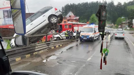 Maşină suspendată pe pod, după un accident în Suceava