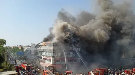 Incendiu violent într-un centru comercial. Sunt cel puţin 20 de morţi, mulţi oameni au sărit de pe acoperiş VIDEO