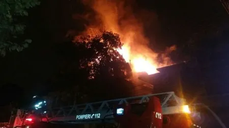 Incendiu puternic la acoperişurile a două imobile din Voluntari. O persoană expusă la fum a fost transportată la spital VIDEO