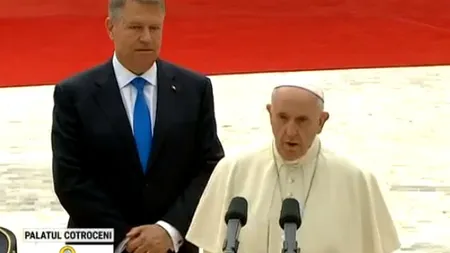 Moment inedit la Cotroceni. Preşedintele Iohannis îi şopteşte Suveranului Pontif cum să salute Garda de Onoare în limba română