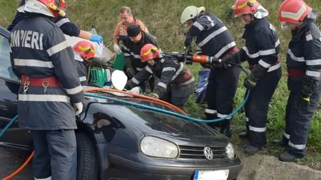 Accident GRAV în GIURGIU. Un mort şi trei răniţi, după ce o maşină şi o dubiţă s-au ciocnit VIOLENT