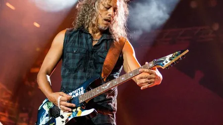 Kirk Hammett, chitaristul de la Metallica, a căzut pe scenă. Trupa se afla în concert la Milano