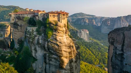 DESTINAŢII 2019: Meteora Grecia. Cele mai importante manastiri din Meteora