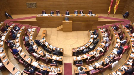 Parlamentarii separatişti au jurat că vor respecta Constituţia ţării, dar 