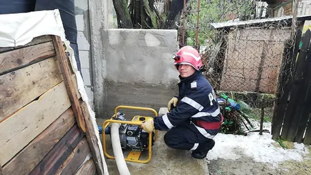 O femeie cu patru copii au fost luaţi de viitură în Prahova. Operaţiuni ample de căutare