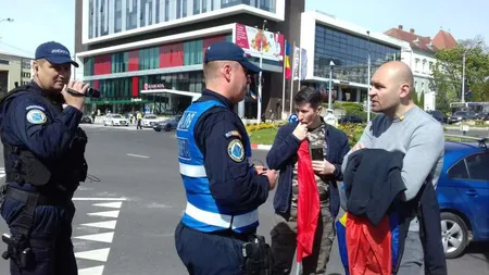 Protestatari opriţi de jandarmi să ajungă în Piaţa Mare din Sibiu, locul Summitului UE