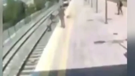 Un tânăr sare în faţa unui tren pentru a salva de la moarte o adolescentă. Fata voia să se sinucidă