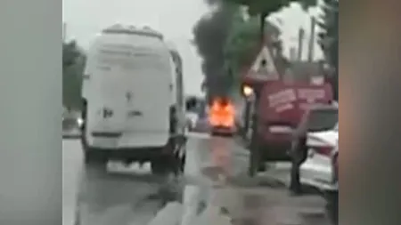 Panică în faţa unei şcoli din Capitală. O maşină a luat foc în mers