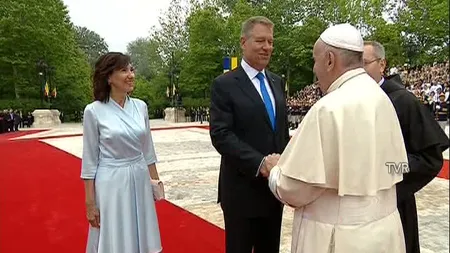 Ce CADOURI i-a oferit Klaus Iohannis Papei Francisc, la Cotroceni