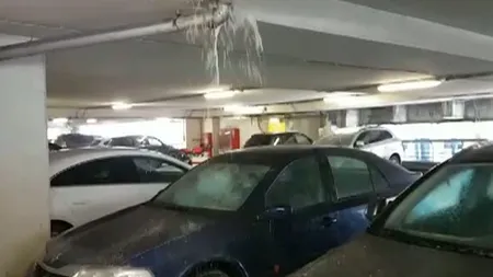 Dezastru în parcarea de la subsolul Aeroportului Otopeni! Şoferii s-au trezit cu maşinile pline de apă şi pietriş VIDEO
