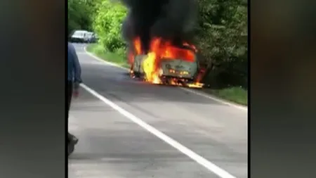 Maşină făcută scrum pe o şosea din Bihor