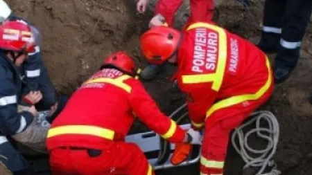 Un deţinut a fost prins în beton în fundaţia unui bloc în construcţie. Pompierii au intervenit pentru extragerea lui