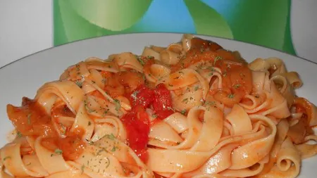 REŢETĂ DE WEEKEND: Tagliatelle cu sos de ardei copti si rosii