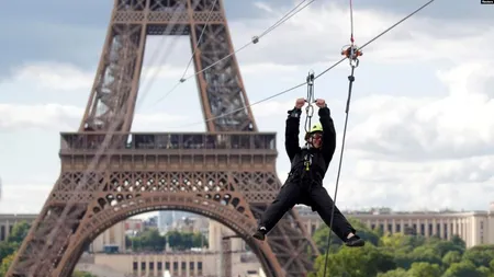 Zbor cu tiroliana de pe Turnul Eiffel, la 90 km pe oră. Provocare maximă pentru turişti la Paris, zilele acestea VIDEO