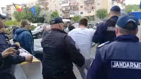 Protestatari care îl aşteptau pe Liviu Dragnea la Topoloveni, luaţi cu duba de jandarmi. 4 amenzi de câte 1.000 lei VIDEO