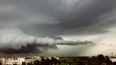 Tornadă pe orizontală, surprinsă la Baia Mare. Localnicii, terifiaţi. 