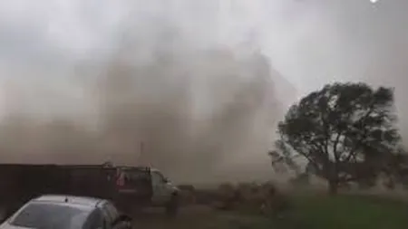 Bărbat prins în interiorul unei tornade. Imagini apocaliptice cu furia naturii VIDEO