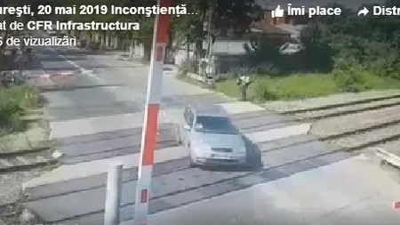 INCONŞTIENŢĂ la volan. Un şofer traversează în viteză calea ferată printre barierele coborâte VIDEO