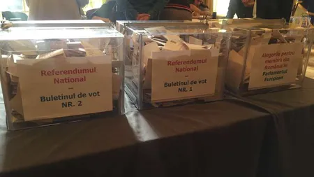 Trei şefi de secţii de votare, epuizaţi de statul la coadă pentru a depune buletinele de vot. Au fost duşi cu ambulanţa la spital