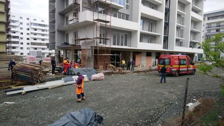 Un muncitor a murit după ce a căzut de pe o schelă