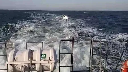Patru bărbaţi aflaţi într-o ambarcaţiune care plutea în derivă în Marea Neagră, salvaţi de poliţiştii de frontieră
