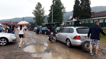 Un bărbat a atacat cu pietre mocăniţa din Moldoviţa. Pălmuit de turişti, atacatorul le-a tăiat pneurile maşinilor