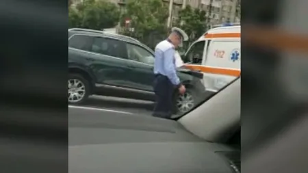 Accident cu o ambulanţă, în Capitală. O asistentă a fost rănită