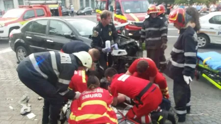 Tânără rănită de o maşină care a ajuns pe trotuar, după ce s-a ciocnit cu un alt autoturism, în Cluj