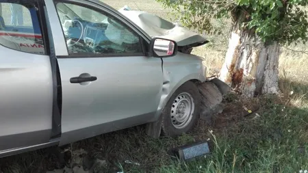 Accident rutier mortal la Comana din judeţul Constanţa. O şoferiţă a pierdut controlul volanului şi a lovit un copac FOTO