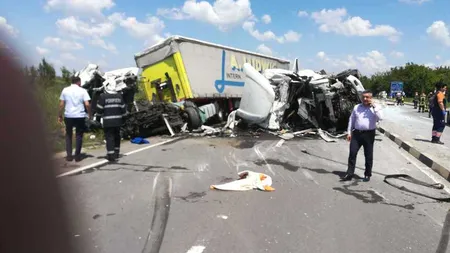 Trafic rutier blocat pe DN5 după ce două TIR-uri s-au ciocnit. Două persoane sunt rănite