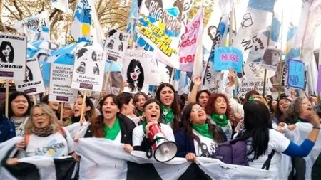 Mii de femei protestează în Argentina şi cer decretarea stării de urgenţă ca urmare a violenţelor de gen