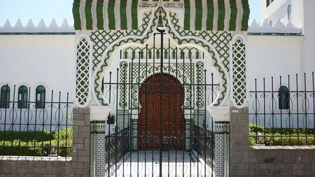 Moschee atacată cu gloanţe. Poliţia este în alertă