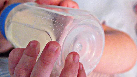 De cât lapte praf are nevoie bebe?