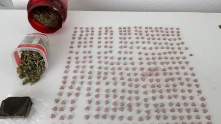 1.000 de pastile de ecstasy şi amfetamine, canabis şi ţigări nemarcate, confiscate în timpul unor percheziţii în Bihor