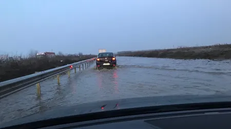 Inundaţii în Capitală şi în Ilfov după ploile torenţiale. Circulaţia pe Şoseaua de Centură este închisă pe mai mulţi kilometri