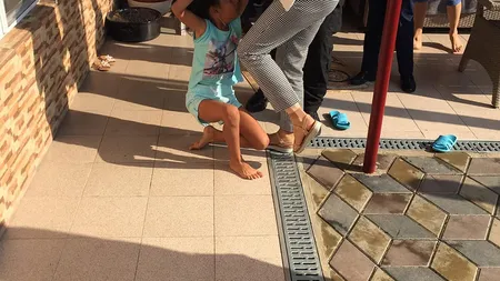 Imagini cu un puternic impact emoţional. O fetiţă de opt ani, luată cu mascaţii din casa familiei de plasament VIDEO