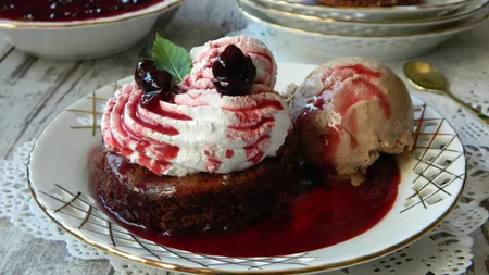 Desert delicios cu sos de cireşe